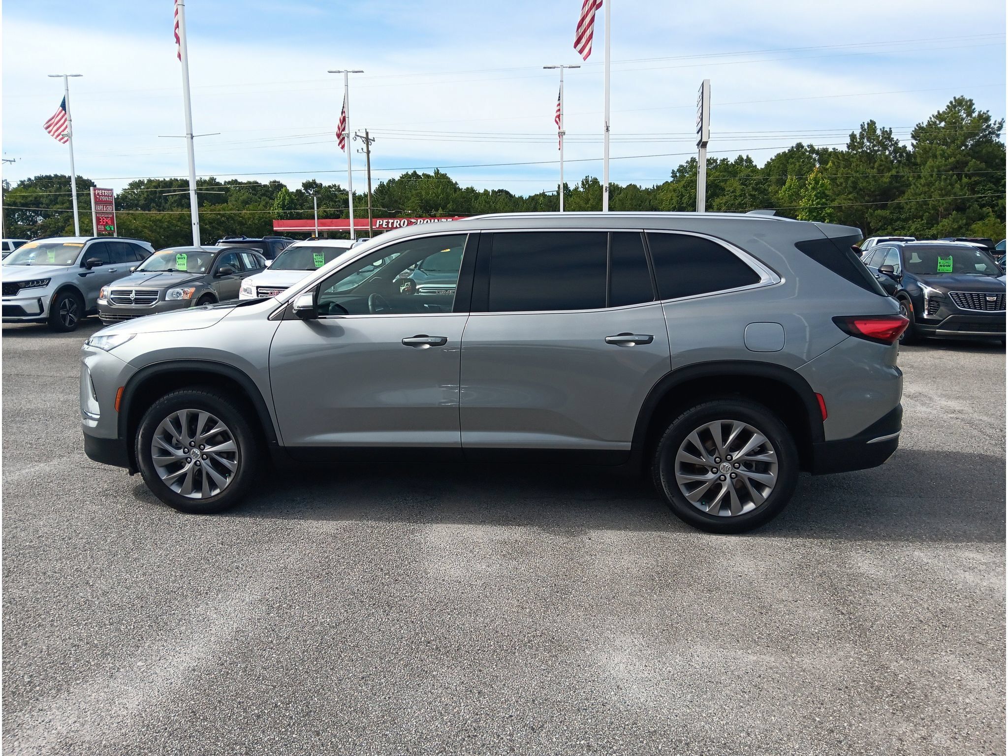 Used 2025 Buick Enclave Preferred AWD/4WD image 3