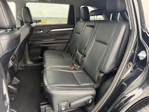 Used 2017 Toyota Highlander XLE image 10