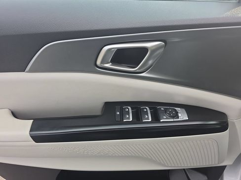 Used 2023 Kia Carnival LX FWD image 14