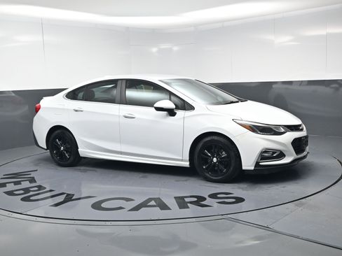 Used 2016 Chevrolet Cruze LT w/ Convenience Package image 2