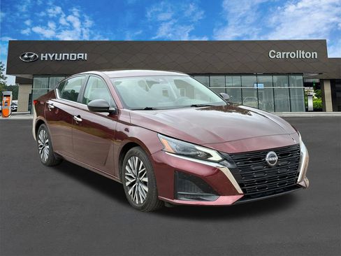 Used 2025 Nissan Altima 2.5 SV FWD image 3
