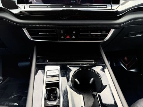 Used 2025 Volkswagen Atlas Cross Sport SE image 19