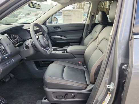 New 2025 Nissan Pathfinder SL image 6