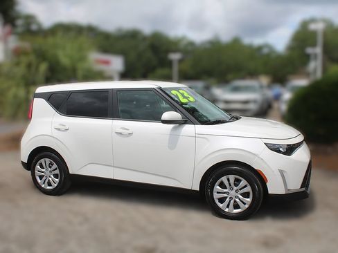 Used 2023 Kia Soul LX FWD image 4