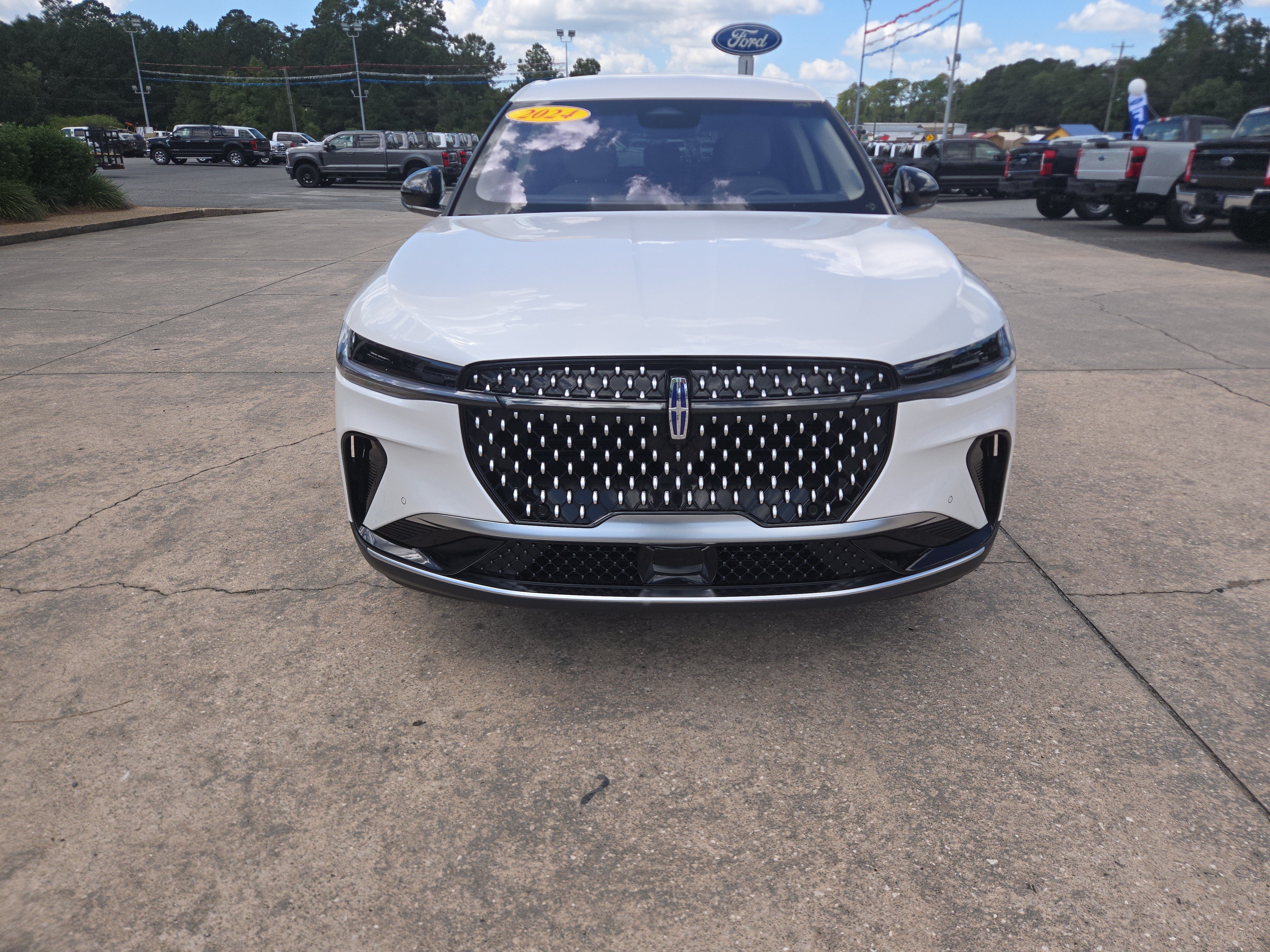 Used 2024 Lincoln Nautilus Premier AWD/4WD image 3