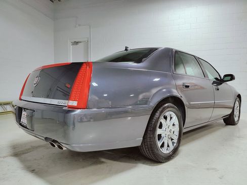Used 2009 Cadillac DTS w/ Trunk Convenience Package FWD image 7