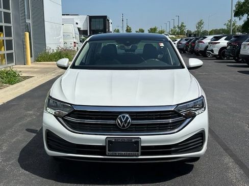 Used 2024 Volkswagen Jetta SE w/ Panoramic Sunroof Package FWD image 2