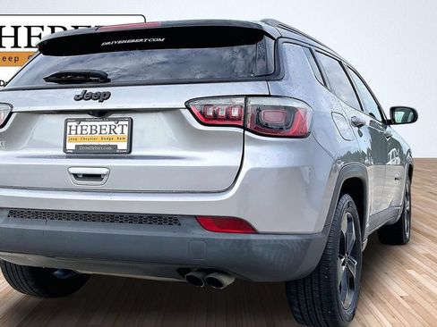 Used 2019 Jeep Compass Latitude FWD image 11