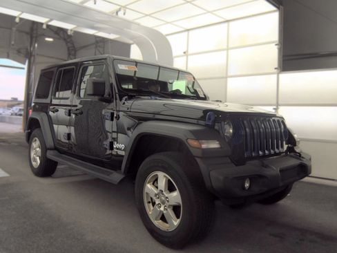 Used 2018 Jeep Wrangler Unlimited Sport S AWD/4WD image 3