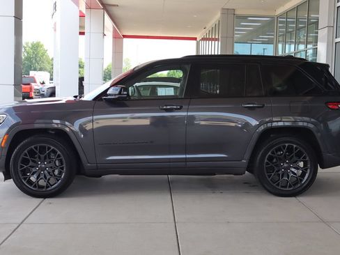 Used 2024 Jeep Grand Cherokee Summit AWD/4WD image 4