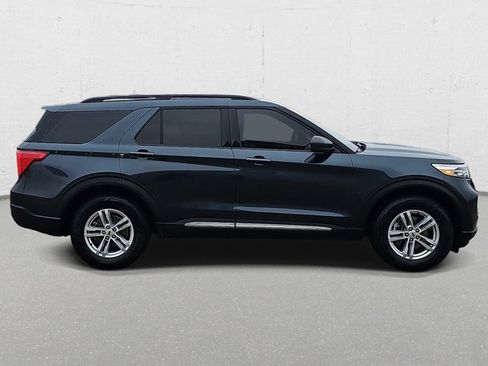 Used 2022 Ford Explorer XLT w/ Equipment Group 202A image 4