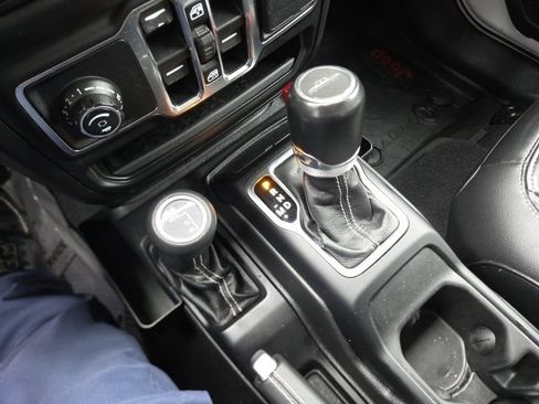 Used 2022 Jeep Gladiator Overland w/ Cold Weather Group image 65