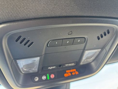 Used 2023 Chevrolet Traverse LT image 18