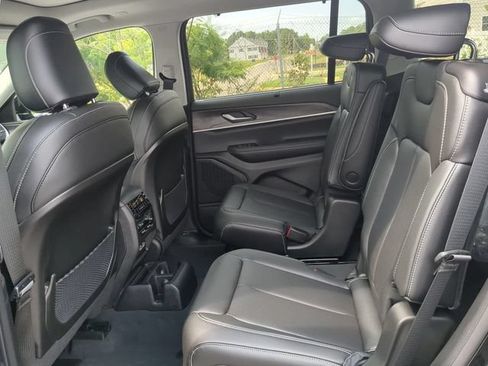 Used 2023 Jeep Grand Cherokee L Limited w/ Luxury Tech Group II AWD/4WD image 13