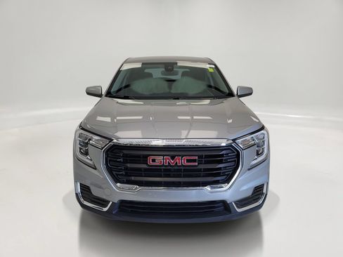 Used 2024 GMC Terrain SLE FWD image 2