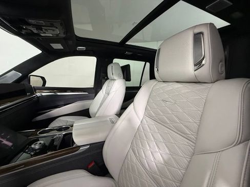 Used 2026 Cadillac Escalade Platinum Luxury AWD/4WD image 7