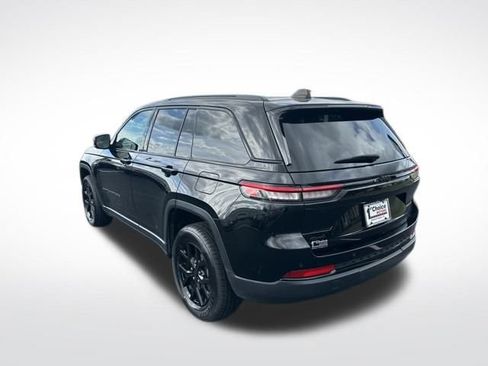 Used 2024 Jeep Grand Cherokee Altitude image 4