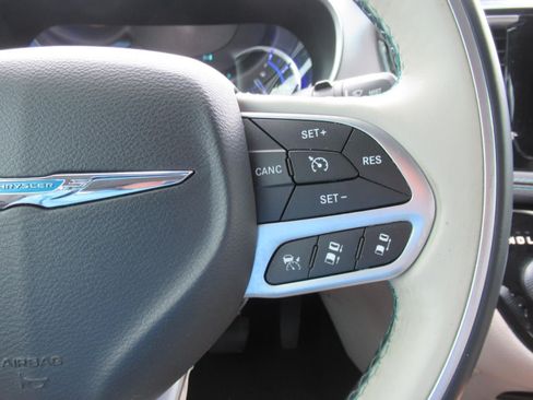 Used 2017 Chrysler Pacifica Platinum FWD image 28