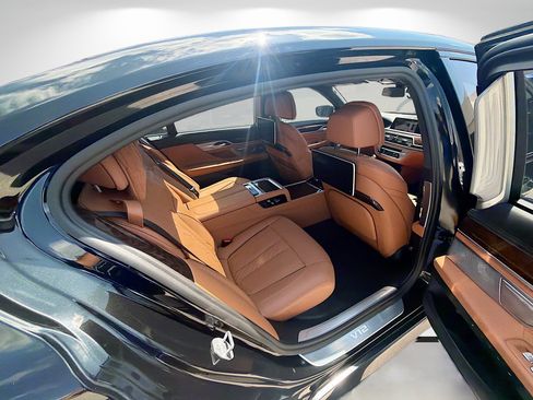 Used 2021 BMW M760i xDrive AWD/4WD image 27
