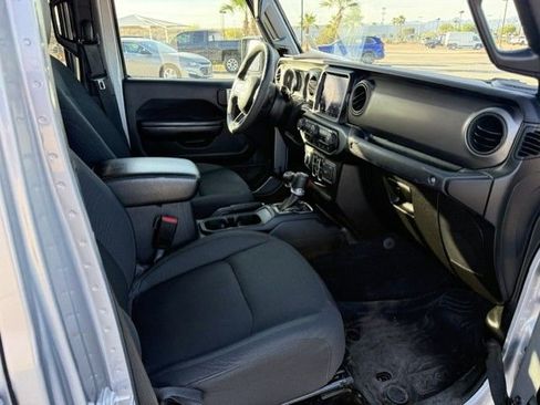 Used 2021 Jeep Gladiator Willys AWD/4WD image 5