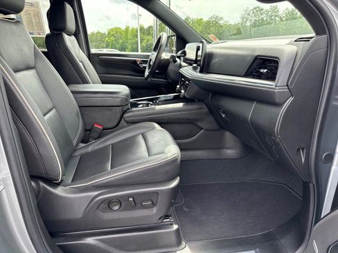 Used 2025 Chevrolet Suburban Premier RWD image 9