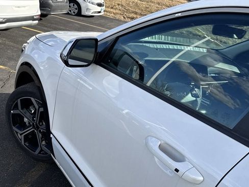 New 2025 Kia Niro EX Touring image 34