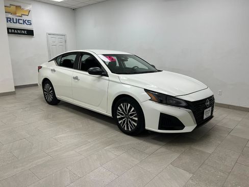 Used 2025 Nissan Altima 2.5 SV FWD image 3