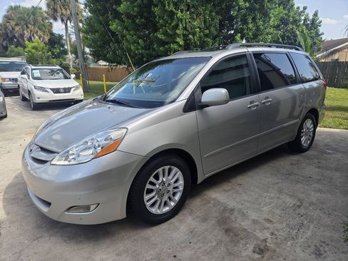 Used 2010 Toyota Sienna XLE Limited FWD image 3
