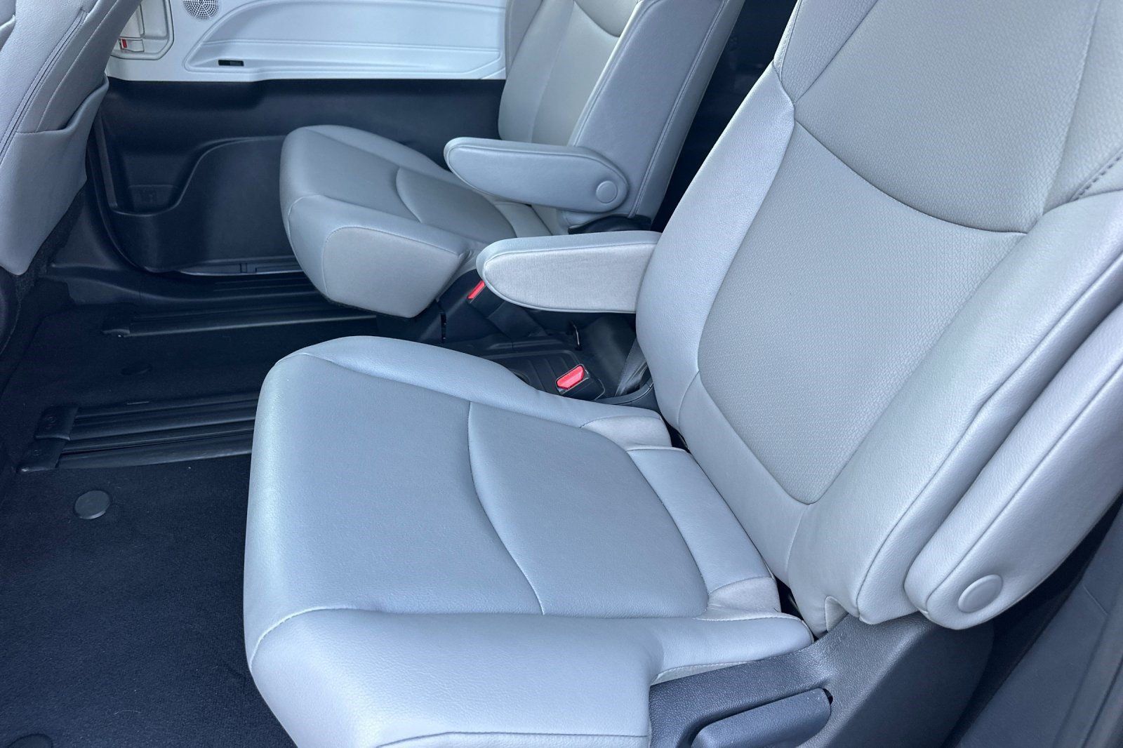 Used 2026 Toyota Sienna XLE FWD image 24