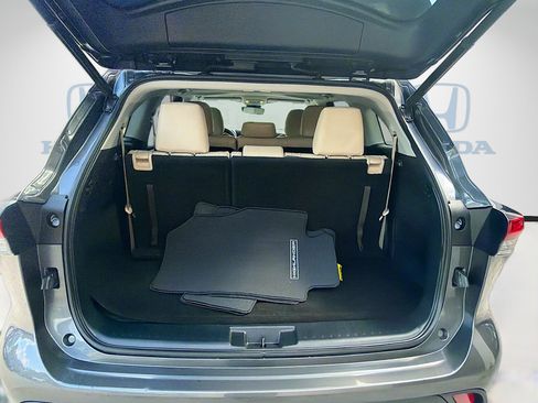 Used 2021 Toyota Highlander XLE FWD image 28