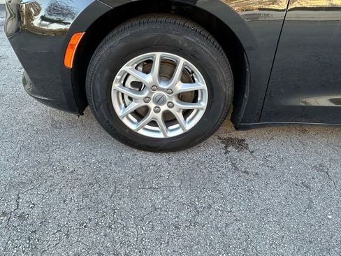 Certified 2023 Chrysler Pacifica Touring-L FWD image 27