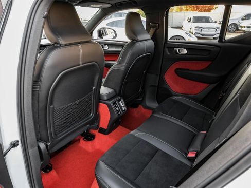 Used 2021 Volvo XC40 T4 R-Design image 41