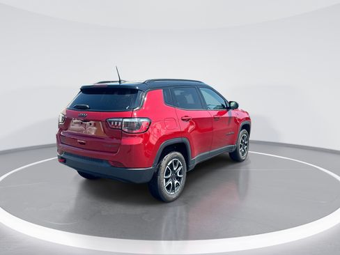 Used 2025 Jeep Compass Trailhawk AWD/4WD image 9