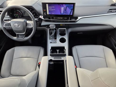 Used 2026 Toyota Sienna XLE FWD image 13
