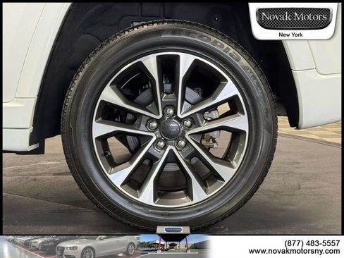 Used 2023 Jeep Grand Cherokee Overland w/ Luxury Tech Group IV AWD/4WD image 9