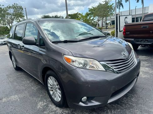 Used 2017 Toyota Sienna XLE w/ XLE Navigation Package FWD image 2