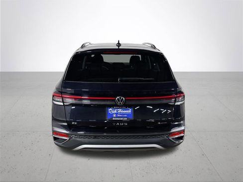 Certified 2025 Volkswagen Taos SE image 7
