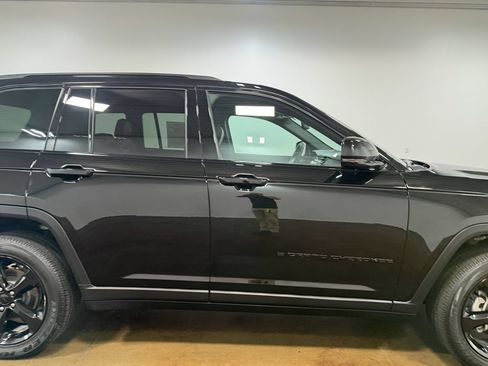 Used 2024 Jeep Grand Cherokee Altitude AWD/4WD image 32