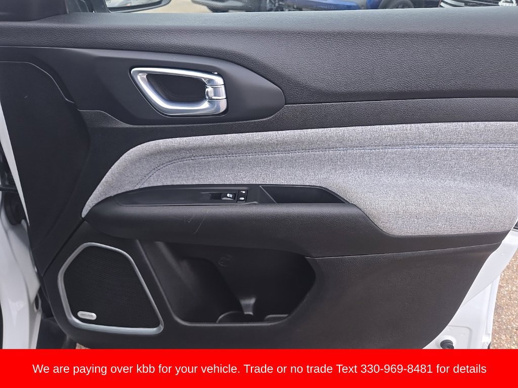Used 2025 Jeep Compass Latitude w/ Sun & Sound Group AWD/4WD image 28