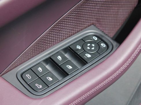 Used 2025 Porsche Macan Electric image 30