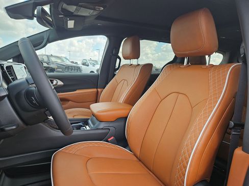 New 2026 Chrysler Pacifica Pinnacle image 12