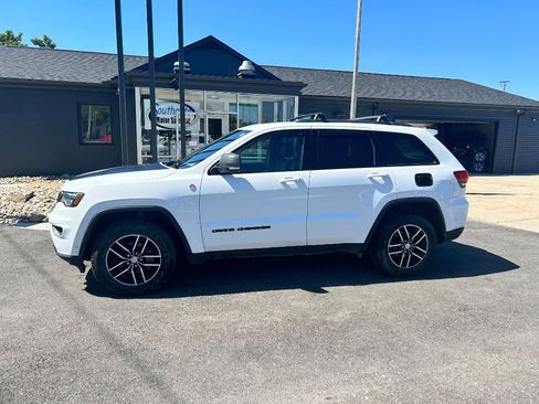 Used 2017 Jeep Grand Cherokee Trailhawk w/ Trailhawk Luxury Group AWD/4WD image 5