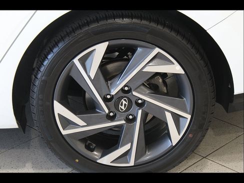 Used 2025 Hyundai Elantra SEL FWD image 12