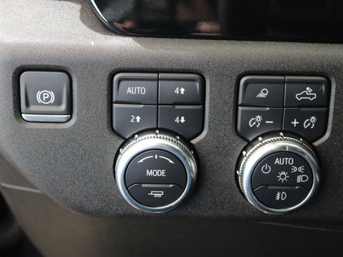 Used 2025 GMC Sierra 3500 SLT w/ SLT Convenience Package AWD/4WD image 22