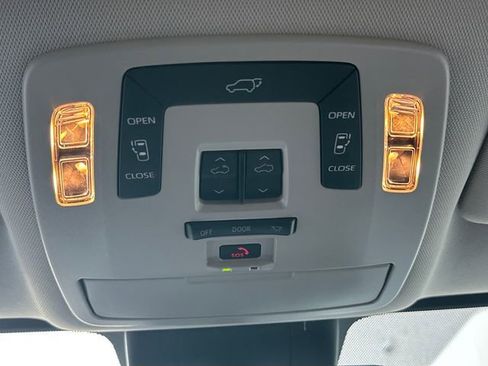 Used 2025 Toyota Sienna XLE image 22