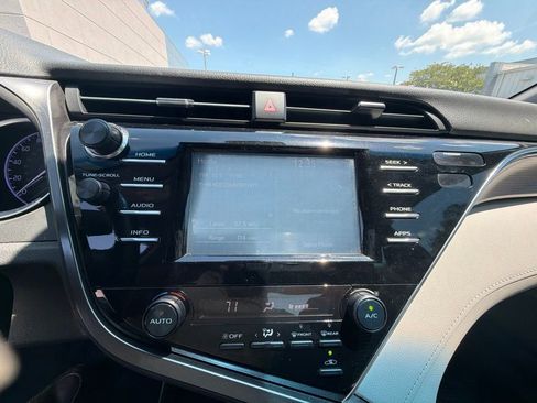 Used 2018 Toyota Camry SE FWD image 12