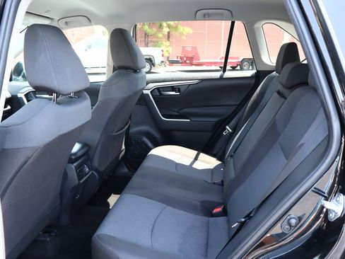 Used 2025 Toyota RAV4 XLE AWD/4WD image 20