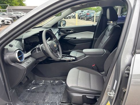 Used 2025 Chevrolet Trax LT FWD image 25