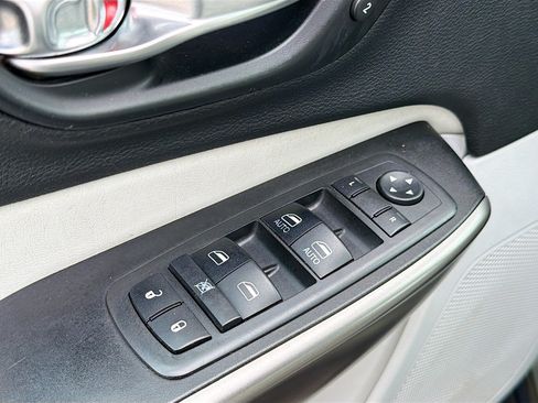Used 2019 Jeep Cherokee Limited FWD image 7