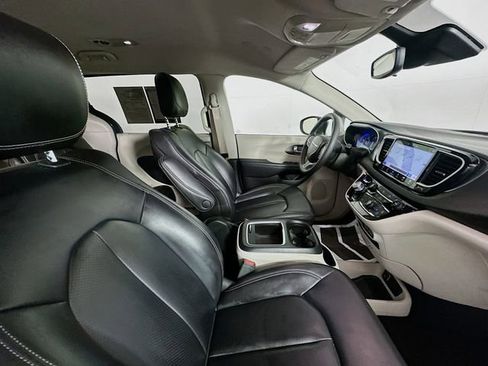 Used 2023 Chrysler Pacifica Touring-L FWD image 29